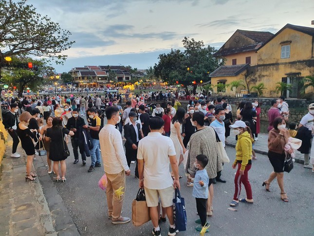 Hàng chục nghìn lượt khách tham quan phố cổ Hội An những ngày đầu năm ảnh 2