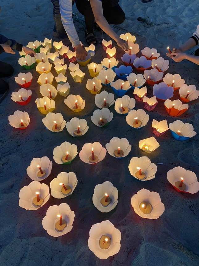 Thả hoa đăng cầu siêu nạn nhân vụ lật ca nô: 'Mong thảm nạn không lặp lại' ảnh 8