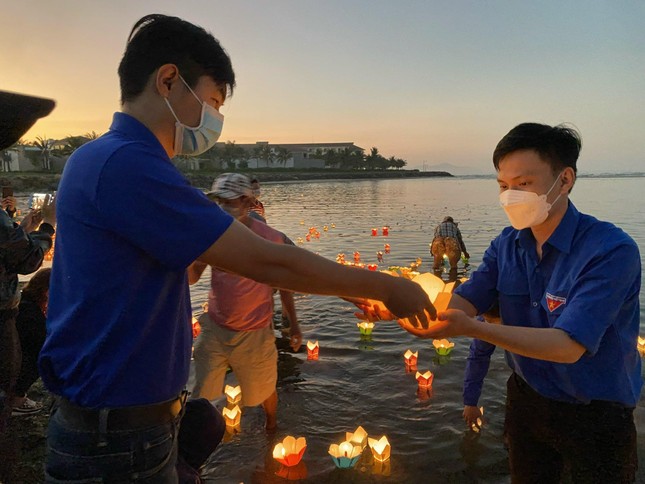 Thả hoa đăng cầu siêu nạn nhân vụ lật ca nô: 'Mong thảm nạn không lặp lại' ảnh 1