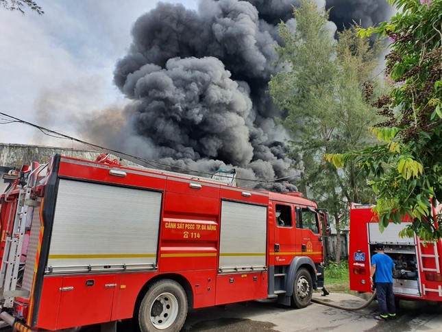 Đang cháy lớn tại công ty may ở Quảng Nam ảnh 4