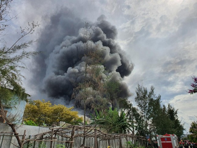 Đang cháy lớn tại công ty may ở Quảng Nam ảnh 1