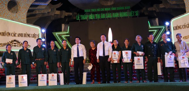 Tuổi trẻ Quảng Nam thắp nến, dâng hương tri ân anh hùng liệt sĩ ảnh 2