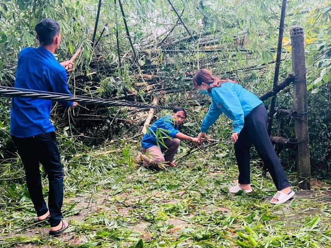 'Áo xanh' phủ khắp các bản làng giúp người dân sau bão Noru ảnh 9