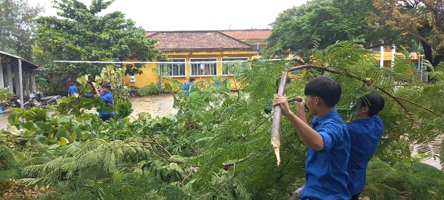 'Áo xanh' phủ khắp các bản làng giúp người dân sau bão Noru