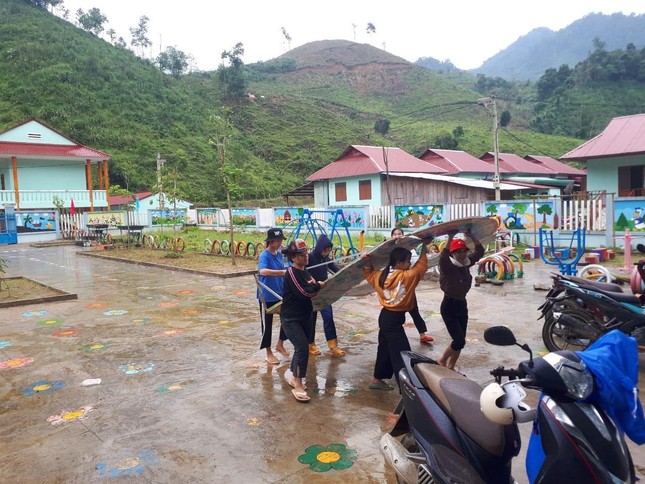 'Áo xanh' phủ khắp các bản làng giúp người dân sau bão Noru ảnh 2
