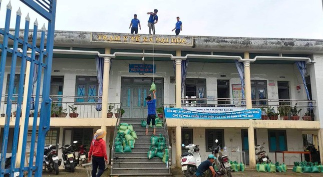 'Áo xanh' phủ khắp các bản làng giúp người dân sau bão Noru ảnh 6