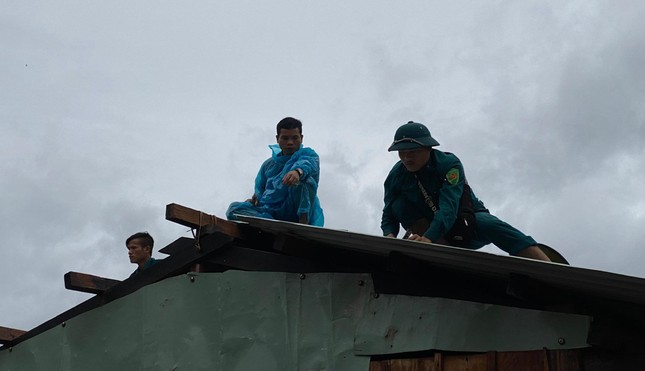 'Áo xanh' phủ khắp các bản làng giúp người dân sau bão Noru ảnh 4