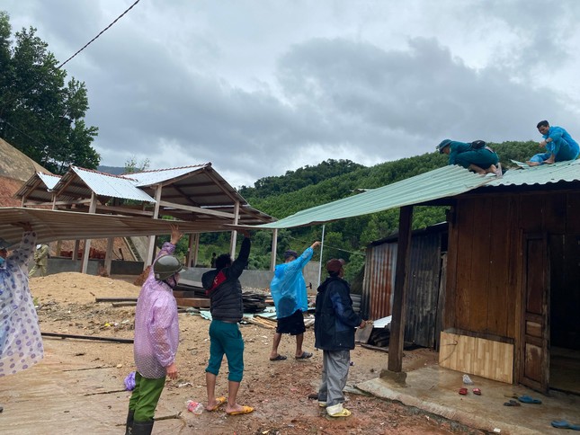 'Áo xanh' phủ khắp các bản làng giúp người dân sau bão Noru ảnh 3