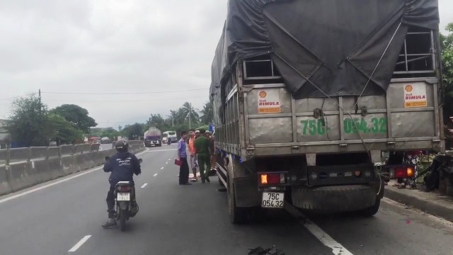 Vừa bước xuống xe tải, tài xế bị xe khách tông chết tại chỗ ảnh 1