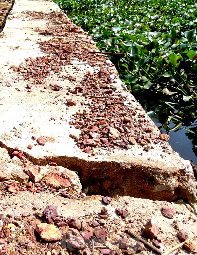 Cận cảnh bờ kè tiền tỷ 'tự hỏng', vỡ toang hoác tả tơi chỉ sau 3 tháng xây dựng ảnh 1