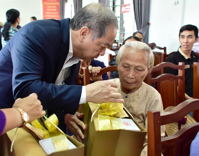 Dân nghèo Huế bất ngờ nhận quà Tết trước ngày rời Thượng thành ảnh 1