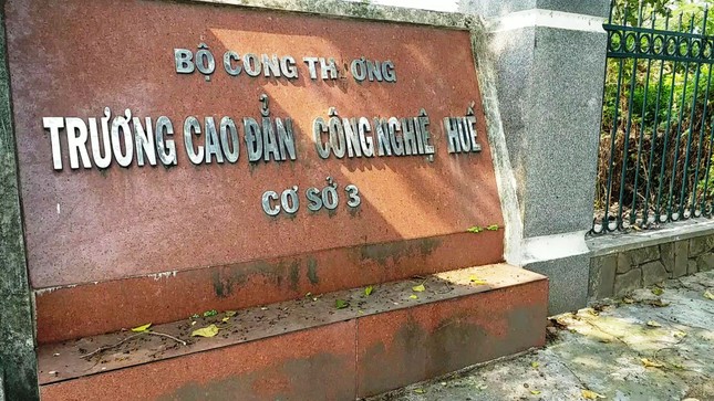 Vì sao cơ ngơi Trường CĐ Công nghiệp Huế ‘mắc cạn’ giữa rác? ảnh 1