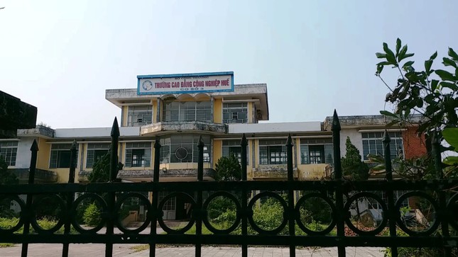 Vì sao cơ ngơi Trường CĐ Công nghiệp Huế ‘mắc cạn’ giữa rác? ảnh 3
