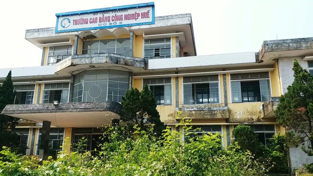 Vì sao cơ ngơi Trường CĐ Công nghiệp Huế ‘mắc cạn’ giữa rác? ảnh 4