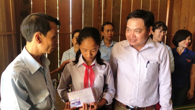 Hỗ trợ xây nhà ‘Khăn quàng đỏ’ cho học sinh có hoàn cảnh khó khăn ảnh 2