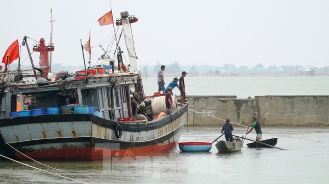 Tàu thuyền ở Huế đã về bờ trú bão an toàn trước 14h chiều nay ảnh 1