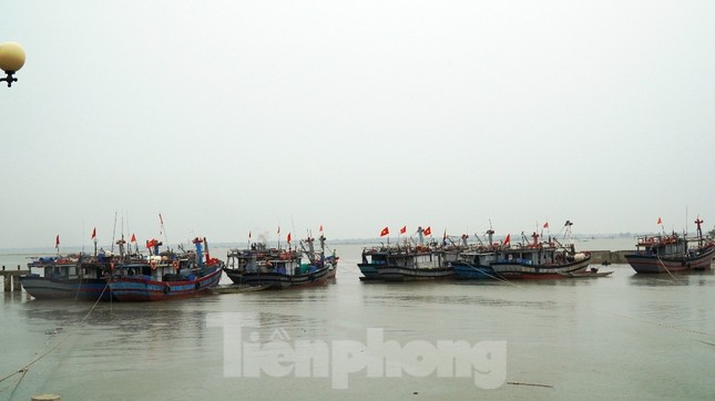 Tàu thuyền ở Huế đã về bờ trú bão an toàn trước 14h chiều nay ảnh 8