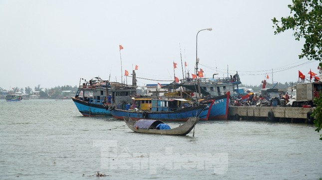 Tàu thuyền ở Huế đã về bờ trú bão an toàn trước 14h chiều nay ảnh 2