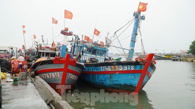 Tàu thuyền ở Huế đã về bờ trú bão an toàn trước 14h chiều nay ảnh 9