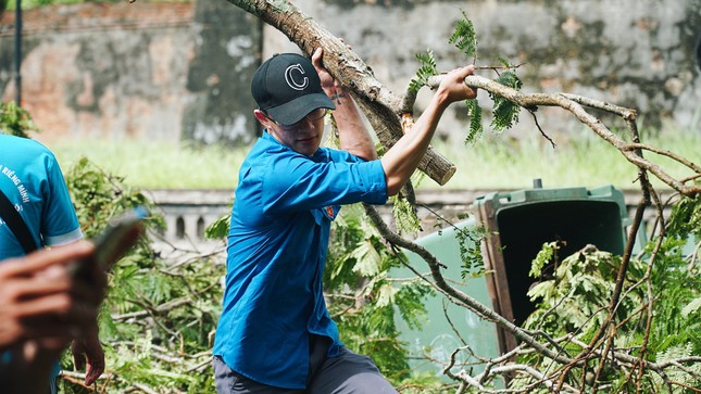 Gần 1.500 ĐVTN Huế miệt mài ‘giải cứu’ đường phố tắc nghẽn sau bão ảnh 6