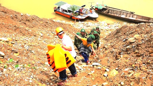 Công binh và công an tìm cách tiếp cận Rào Trăng tìm người mất tích ảnh 1