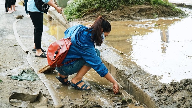 TT-Huế: Huy động tổng lực đoàn viên ra quân xử lý môi trường, giúp dân sau bão lũ ảnh 5