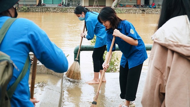 TT-Huế: Huy động tổng lực đoàn viên ra quân xử lý môi trường, giúp dân sau bão lũ ảnh 2