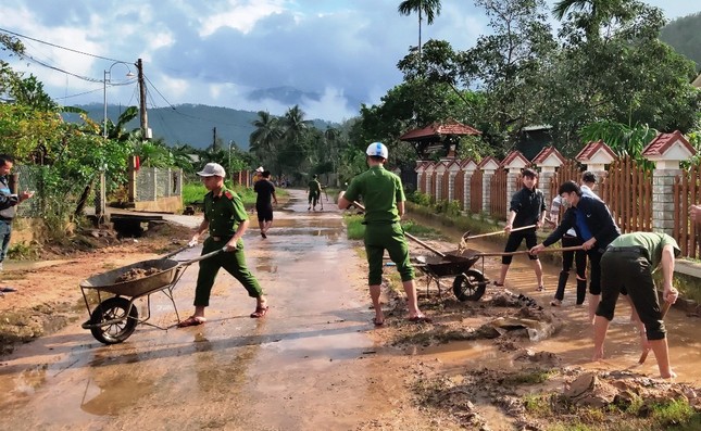 TT-Huế: Huy động tổng lực đoàn viên ra quân xử lý môi trường, giúp dân sau bão lũ ảnh 12