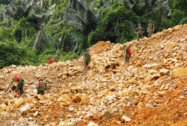 Sông Rào Trăng được nắn chỉnh như thế nào để tìm 12 nạn nhân mất tích? ảnh 3
