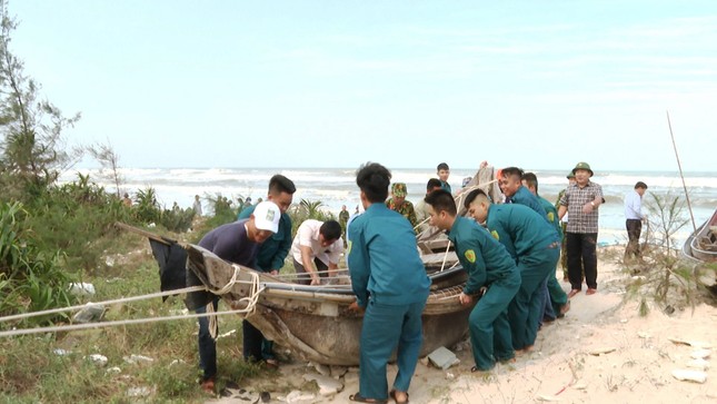 Từ 12h trưa nay, TT-Huế thực hiện ‘giới nghiêm’ ứng phó bão số 13 ảnh 3