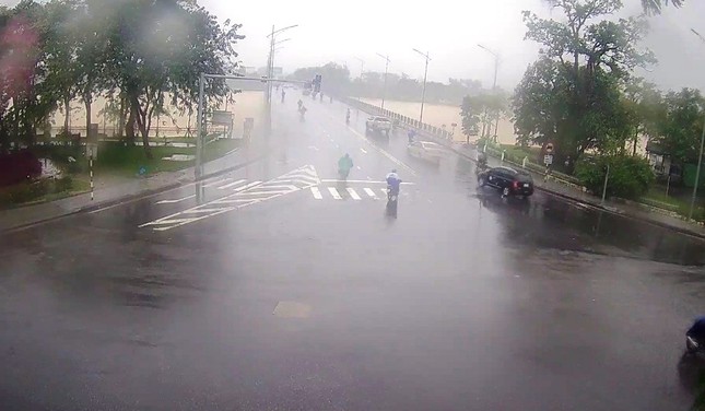 Từ 12h trưa nay, TT-Huế thực hiện ‘giới nghiêm’ ứng phó bão số 13 ảnh 4