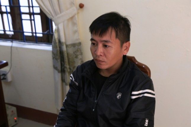 Lộ mặt 4 đối tượng hành hạ tàn bạo người phụ nữ trẻ như thời trung cổ ảnh 1