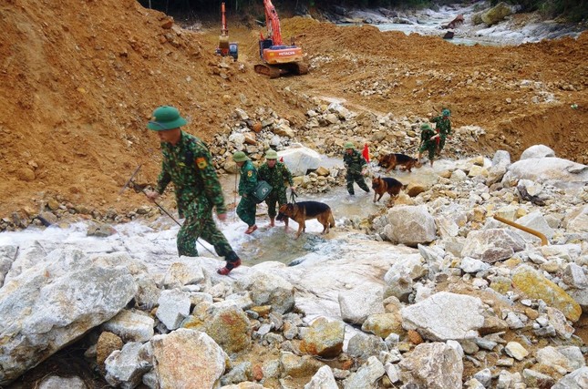 Nhìn gần ‘dòng sông mới’ Rào Trăng vừa nắn chỉnh để tìm nạn nhân mất tích ảnh 6