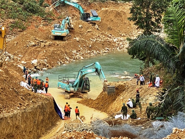 Mưa lớn ngăn cản việc đắp đập tìm kiếm người mất tích tại Rào Trăng 3 ảnh 1