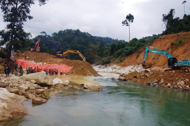 Mưa lớn ngăn cản việc đắp đập tìm kiếm người mất tích tại Rào Trăng 3 ảnh 6