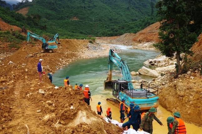 Mưa lớn ngăn cản việc đắp đập tìm kiếm người mất tích tại Rào Trăng 3 ảnh 2