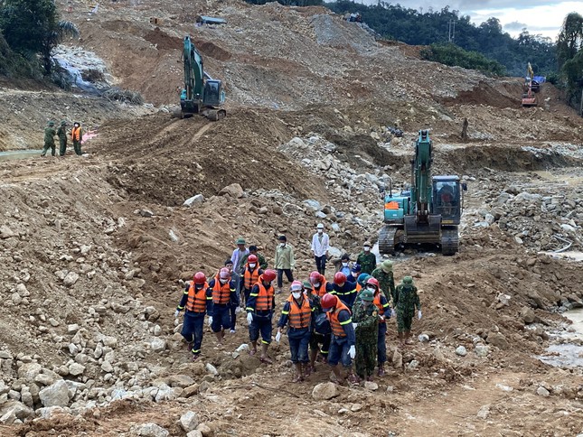 Cận cảnh ‘công trường đặc biệt’ tại Rào Trăng 3 - nơi phát hiện thi thể vùi dưới sông suối ảnh 2