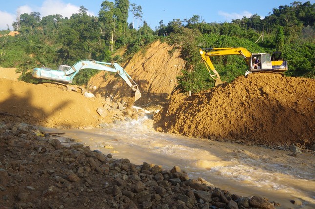 Cận cảnh ‘công trường đặc biệt’ tại Rào Trăng 3 - nơi phát hiện thi thể vùi dưới sông suối ảnh 4