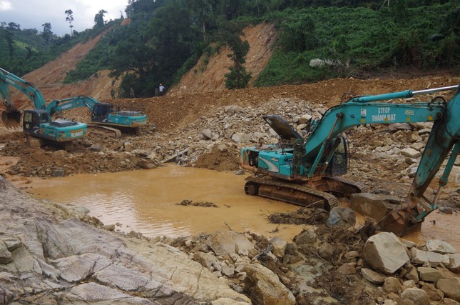 Cận cảnh ‘công trường đặc biệt’ tại Rào Trăng 3 - nơi phát hiện thi thể vùi dưới sông suối ảnh 6