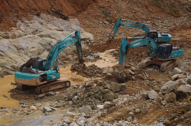 Cận cảnh ‘công trường đặc biệt’ tại Rào Trăng 3 - nơi phát hiện thi thể vùi dưới sông suối ảnh 8