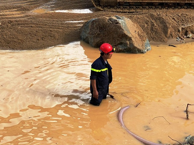 Xem lực lượng cứu hộ hút cạn dòng Rào Trăng, lật đất, bới đá tìm người mất tích ảnh 4