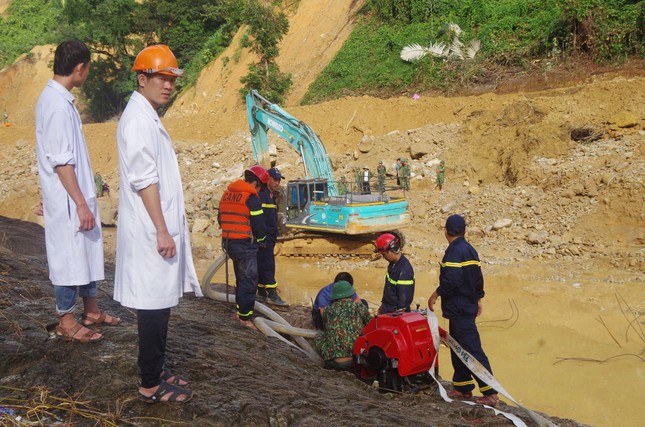 Mới nhất từ hiện trường tìm kiếm người mất tích tại Rào Trăng 3 ảnh 7