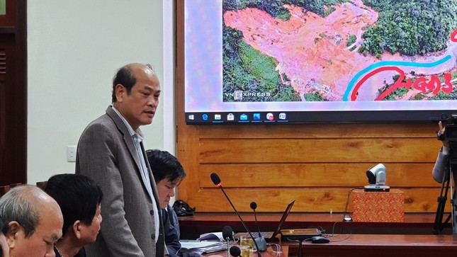 Tiếp tục họp bàn, thống nhất phương án tìm kiếm người còn mất tích tại Rào Trăng 3 ảnh 2