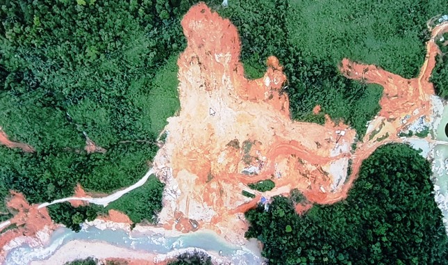 Tiếp tục họp bàn, thống nhất phương án tìm kiếm người còn mất tích tại Rào Trăng 3 ảnh 5