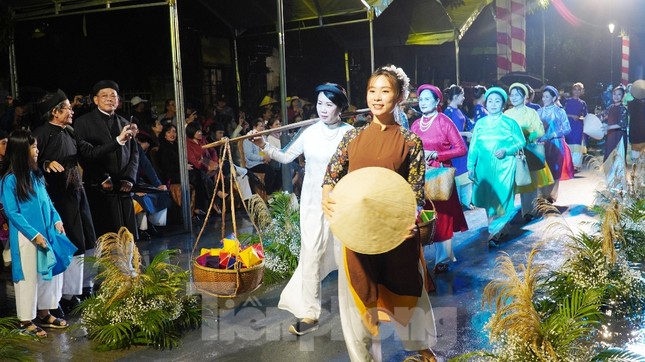 Mãn nhãn ‘đại tiệc’ áo dài lớn nhất từ trước tới nay bên dòng sông Hương thơ mộng ảnh 1