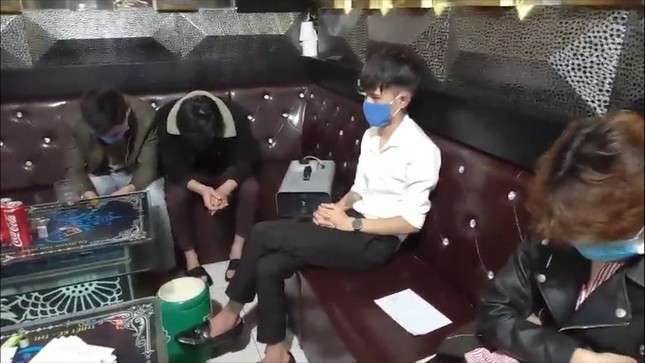 ‘Bí mật’ bên trong quán karaoke vùng thôn quê hoạt động xuyên đêm ảnh 1