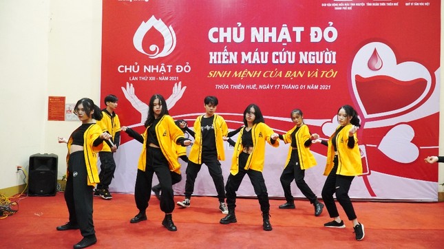 Tưng bừng Chủ Nhật Đỏ giữa mưa lạnh xứ Huế ảnh 3