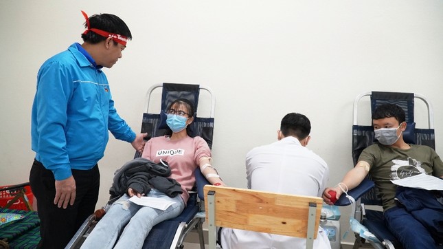 Tưng bừng Chủ Nhật Đỏ giữa mưa lạnh xứ Huế ảnh 8