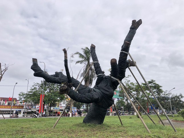 Cụ xà cừ cổ thụ chết hụt trong bão ở Huế bỗng ‘cải tử hoàn sinh’ kỳ diệu ảnh 7