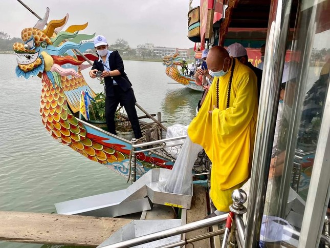 Thả hơn 41.000 con cá nước ngọt ra sông Hương ảnh 2